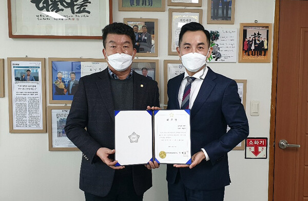 대덕구의회가 배철욱 변호사(오른쪽)를 고문변호사로 위촉했다.