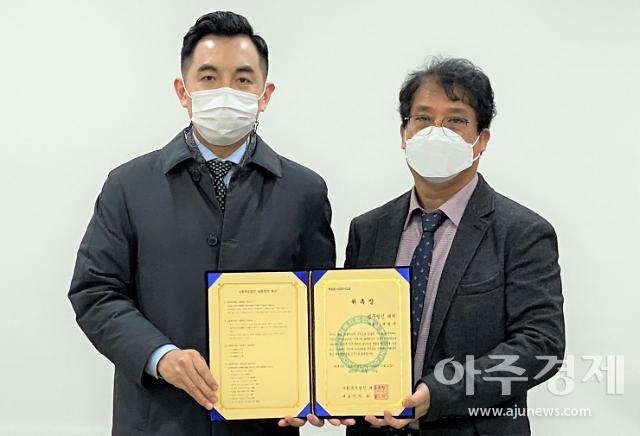 세종시 최대 사회복지법인 세종중앙 법률고문단 변호사로 위촉된 배철욱(좌) 변호사와 류철식 대표이사가 기념 촬영을 하고 있다. / 사진 세종중앙 제공